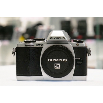OLYMPUS E-M10 (13720 clics)