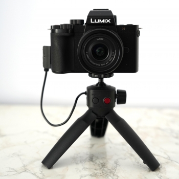 Lumix G100 + 12-32 mm f/3.5-5.6 + poignée vlog DMW-SHGR1