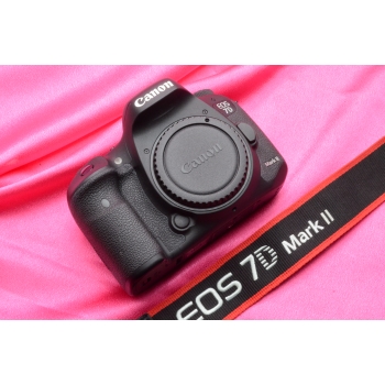 CANON EOS 7D MARK II + 1 BATTERIE (10697 CLICS)