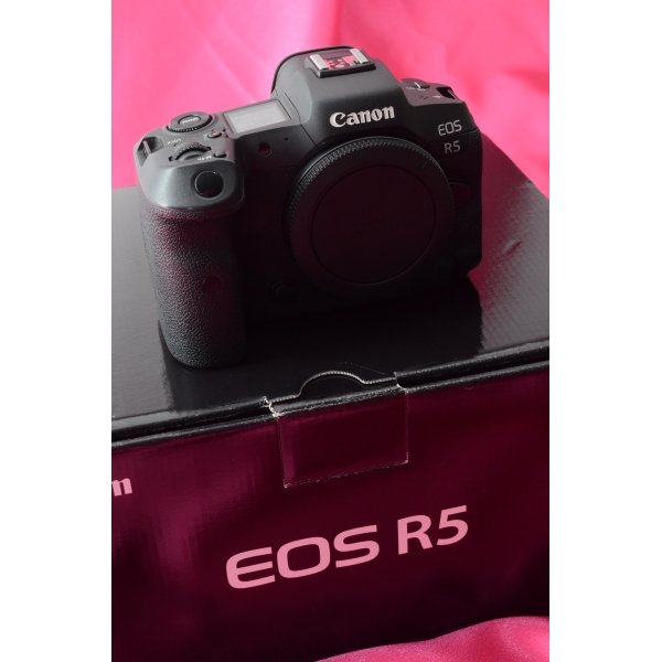 CANON EOS R5 NU (-de 3000 clics)