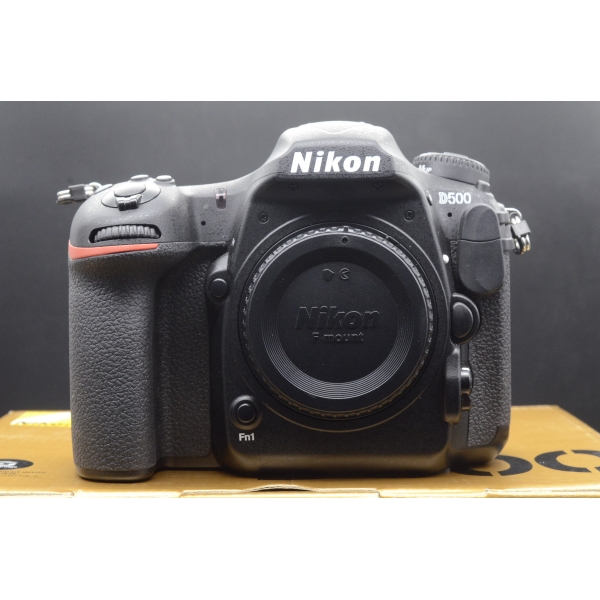 NIKON D 500 NU   7356 clics  2 batteries